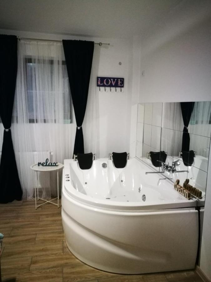 Iasi Jacuzzi Apartment F Exterior photo